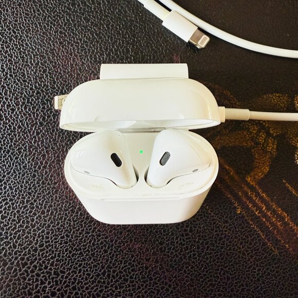 Apple Air Pods 1st Gen - Picture 1 of 8
